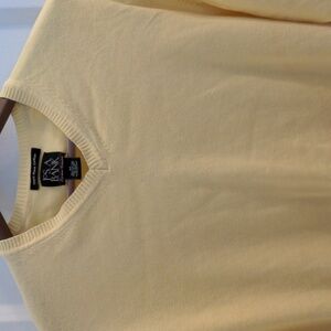 New Joseph A Banks yellow V-Neck Sweater. pima cotton., Size M , Light Weight